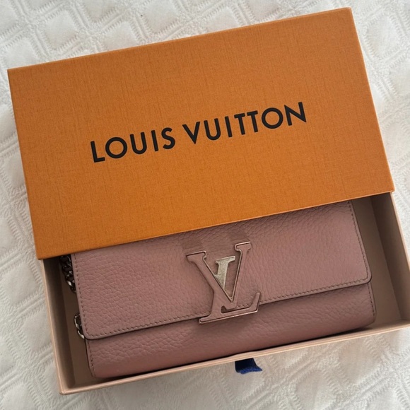Louis Vuitton Capucines Wallet in Magnolia - Picture 8 of 16